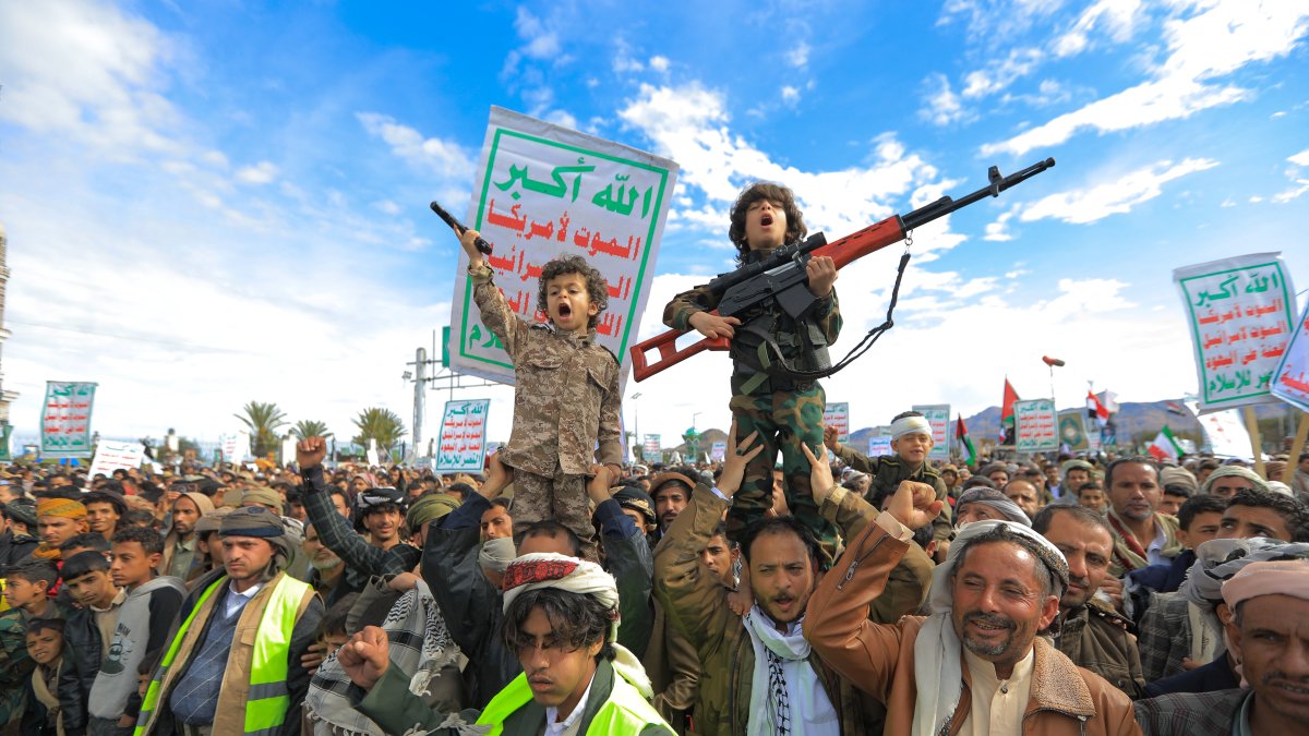 Hutíes se manifiestan en favor a Irán.