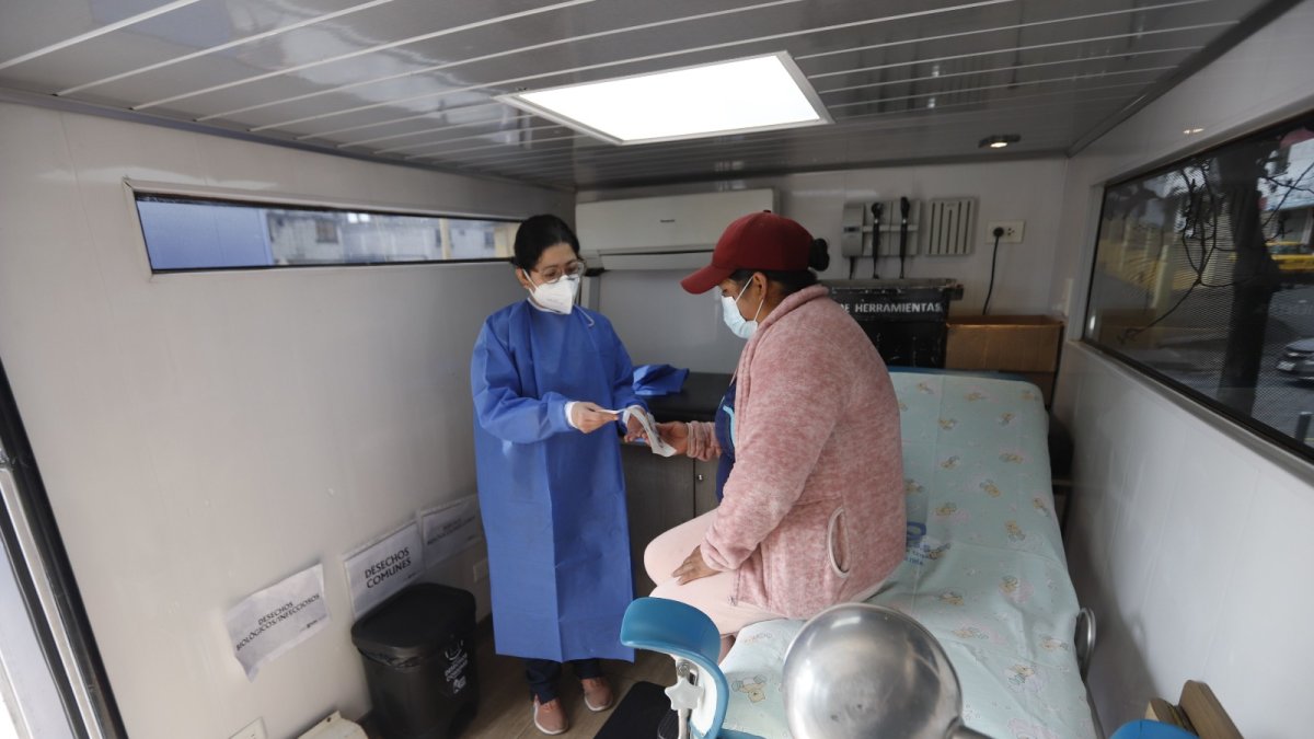 Atención. Caravanas de salud recorren barrios de la ciudad brindando atención médica gratuita y prevención.