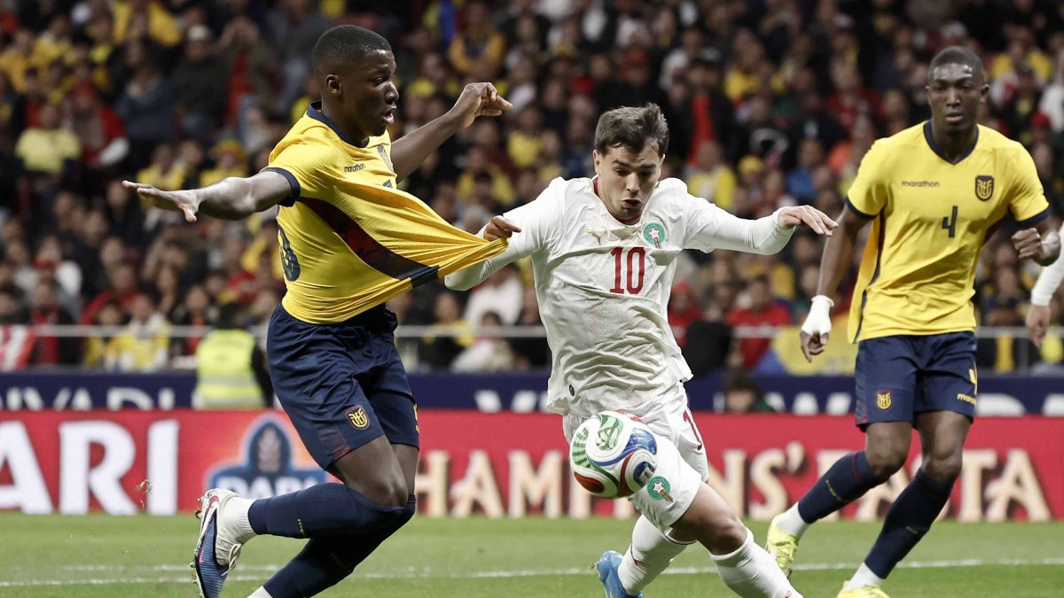 El delantero de Marruecos Brahim Díaz (c) lucha con Moisés Caicedo (i), de Ecuador, durante el partido amistoso  en Madrid.