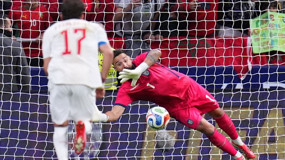 Hernán Galíndez, portero de Ecuador, en el momento que ataja el penal a Marruecos.