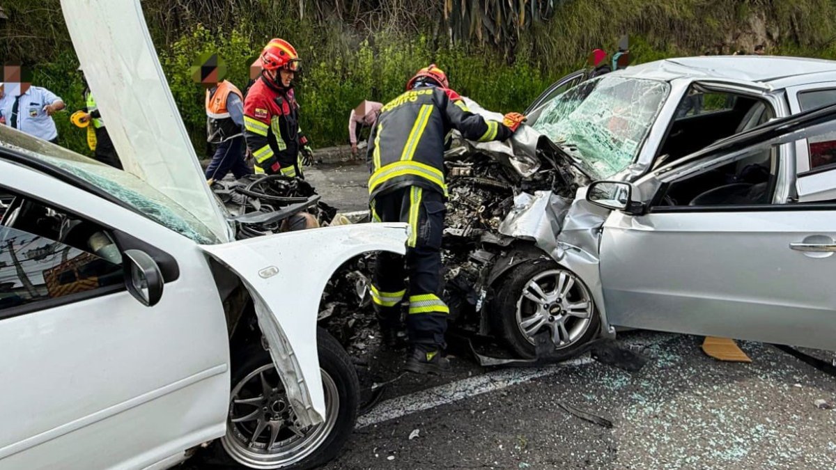 Dos autos se chocaron de frente en la avenida Panamericana Norte, a la altura del sector de Calderón, norte de Quito.
