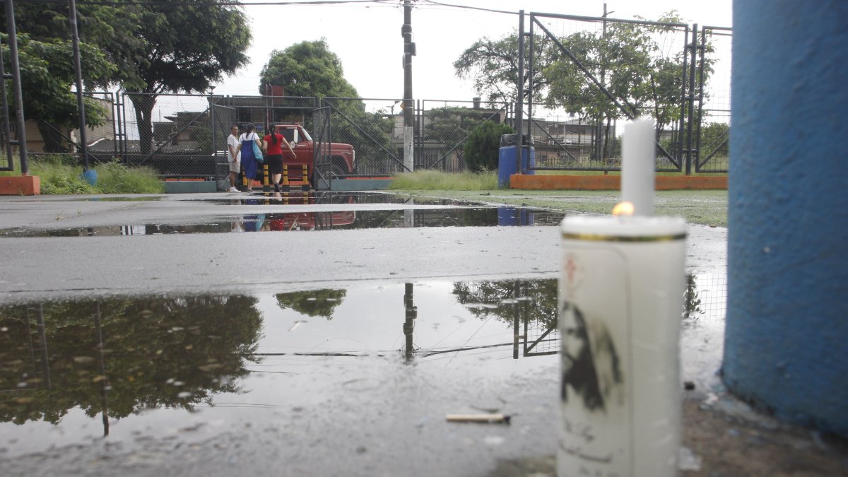 En el parque de La Pradera 2, donde se cometió el crimen de dos adolescentes, se colocó una vela en memoria de las víctimas.