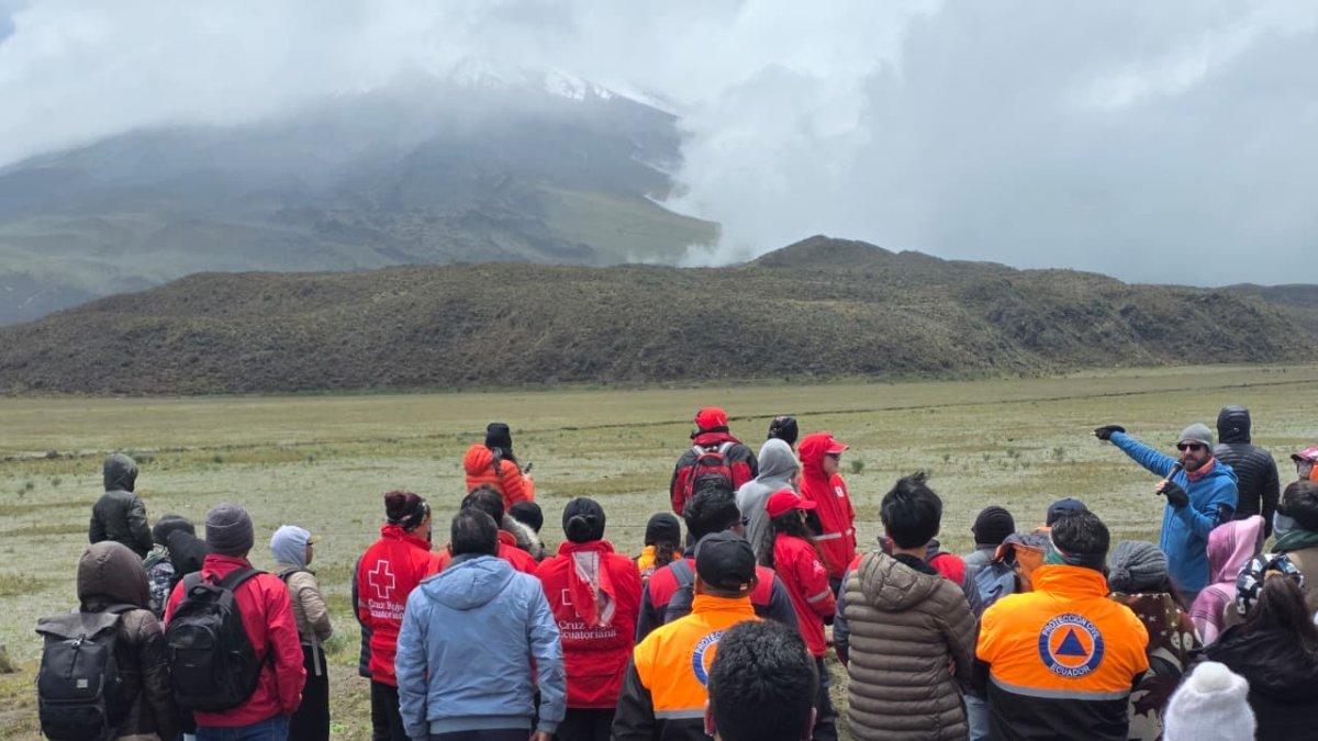 Los vigías del volcán reciben capacitación permanente por técnicos del Instituto Geofísico.