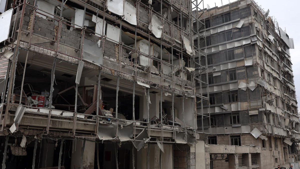 La fachada del destruido hospital Gandhi en Teherán, Irán, este lunes 2 de marzo de 2026.