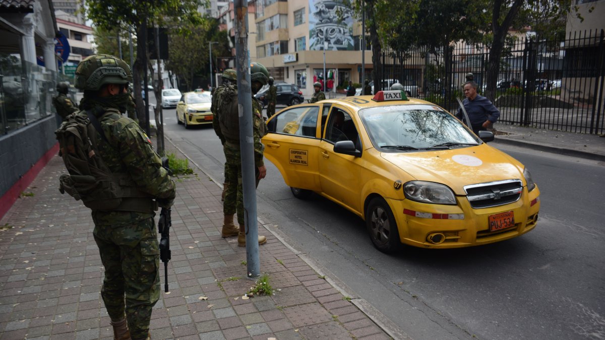 Referencia. Militares salen a las calles a brindar seguridad por el estado de excepción.