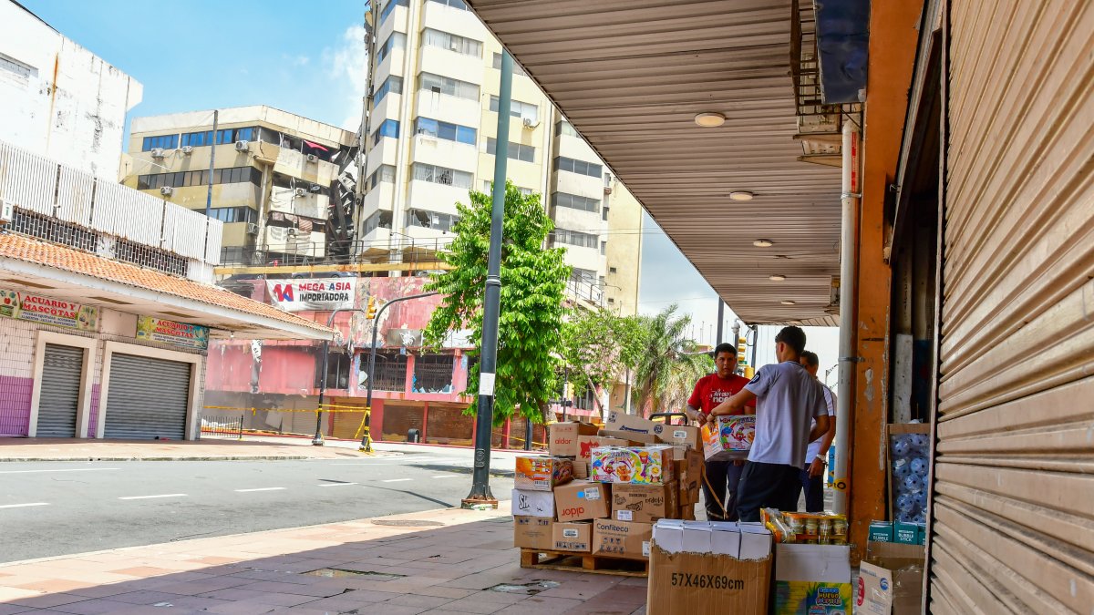 De los negocios que están alrededor del centro comercial Multicomercio se retira la mercadería para llevarla a otros locales.