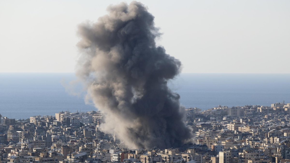 Columnas de humo se elevan después de un ataque aéreo israelí en Bourj Al Barajneh, en los suburbios del sur de Beirut, Líbano, el 2 de marzo de 2026.