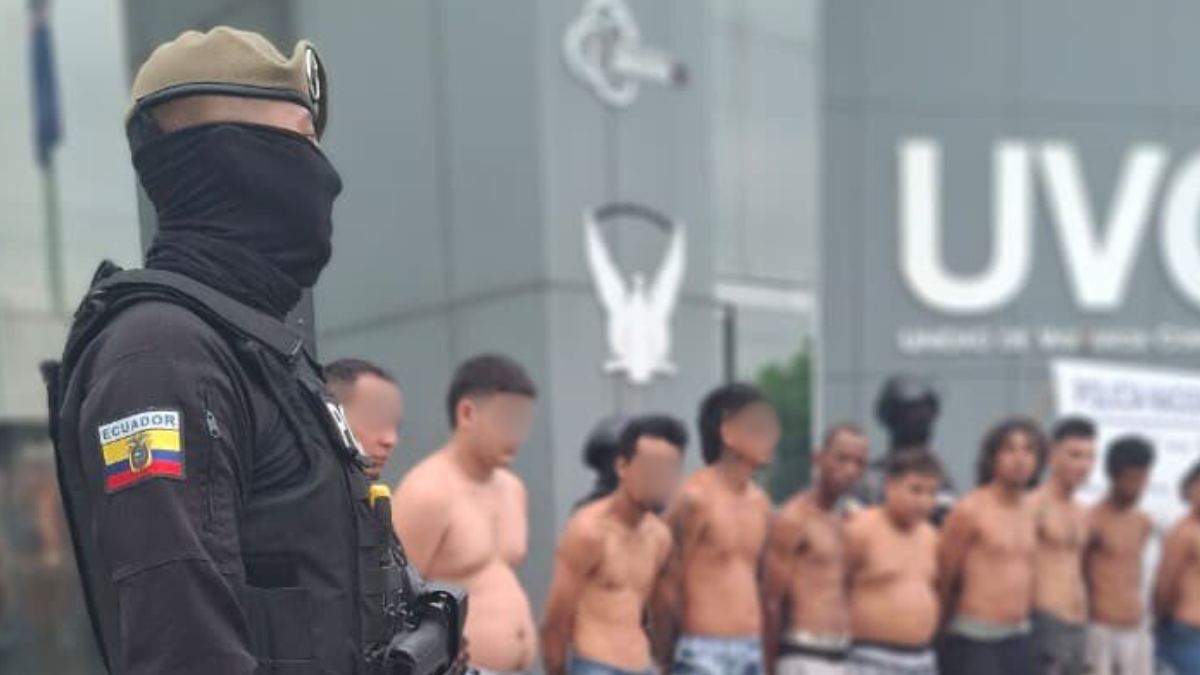 Agentes de la Unidad de Vigilancia Comunitaria custodian a los detenidos durante el operativo Apolo 8 en Guayas.