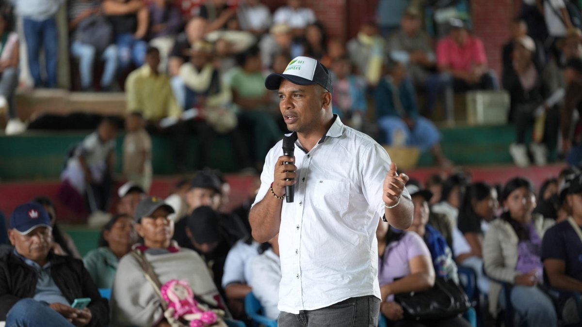 El candidato a una curul de paz para las próximas elecciones legislativas en Colombia, Esneyder Gómez en Toribío, Cauca (Colombia).