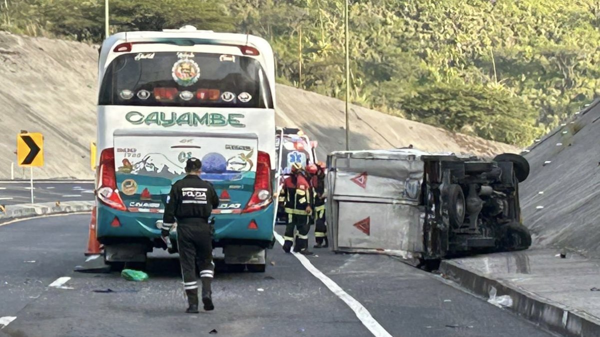 Un camión mediano quedó volcado y encunetado sobre la vía.