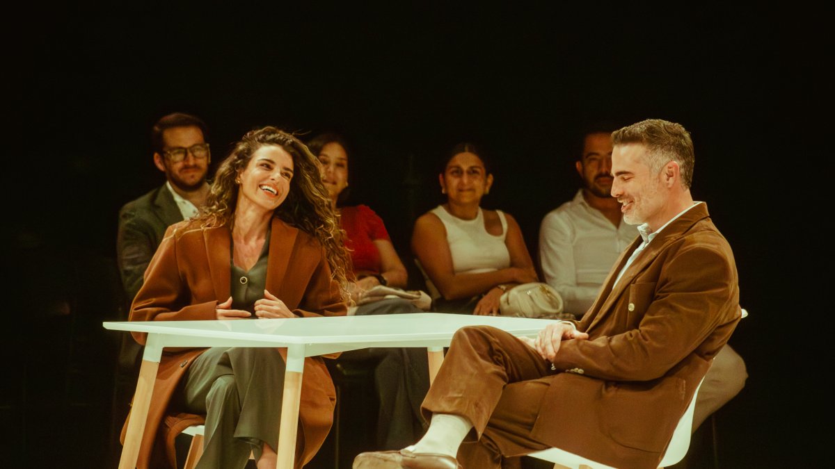 En escena, Andrade encarna a Mariana en los años setenta y a Hanna en el presente; Manrique da vida a Daniel y a Andrés.