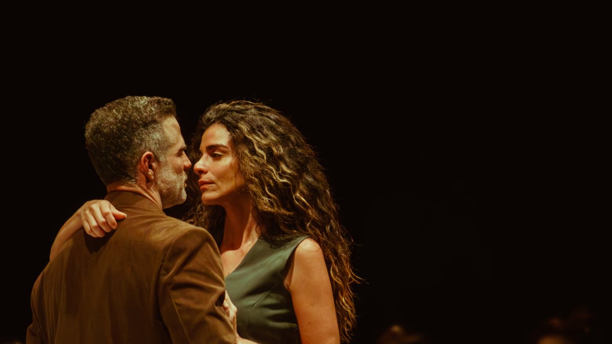 Un hombre iraní pisotea la imagen del primer ministro de Israel, Benjamin Netanyahu, durante una manifestación en Teherán, Irán, el 13 de marzo de 2026.