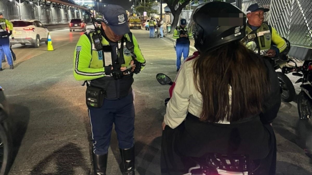 Integrantes de la Policía de Bolivia realizan un operativo este viernes, en Santa Cruz (Bolivia).