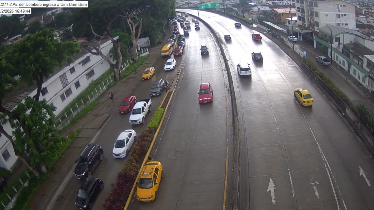En la avenida del Bombero, en el sector de Los Ceibos, la calzada se mojó debido a la lluvia registrada la tarde del 2 de marzo.