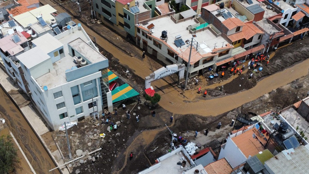 Fotografía que muestra daños causados por fuertes lluvias e inundaciones, en Arequipa (Perú).
