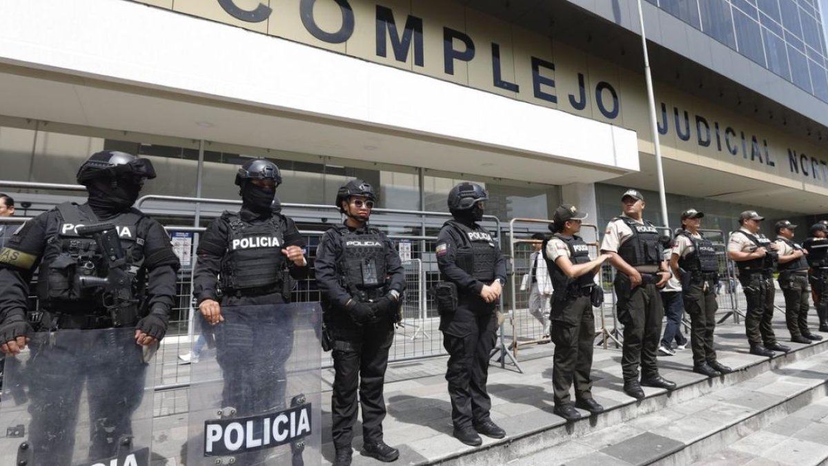 La fuerza pública custodió el Complejo Judicial Norte de Quito, la mañana de este lunes 2 de marzo.