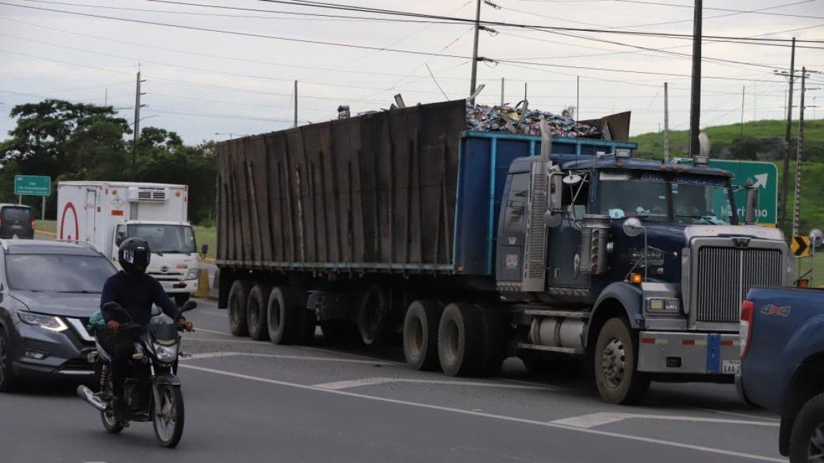 Impactante accidente en Salitre: motocicleta quedó atrapada bajo un auto por cinco kilómetros.