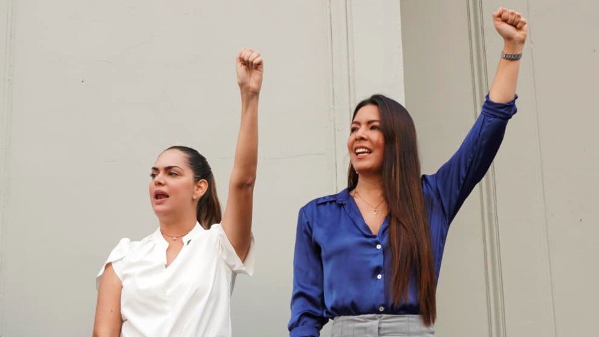 La esposa de Aquiles Álvarez, Fiorella Icaza (izquierda), y la alcaldesa encargada, Tatiana Coronel, presidieron la manifestación a favor del alcalde de Guayaquil.