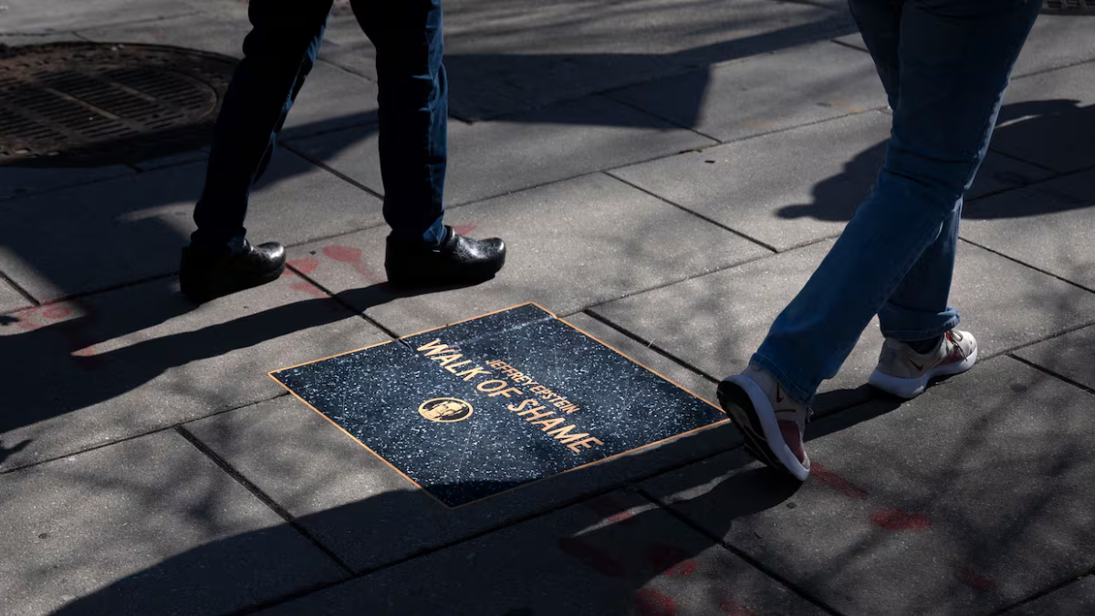En las inmediaciones de la Casa Blanca apareció un “Jeffrey Epstein Walk of Shame”, una instalación que imita el célebre Paseo de la Fama de Hollywood.