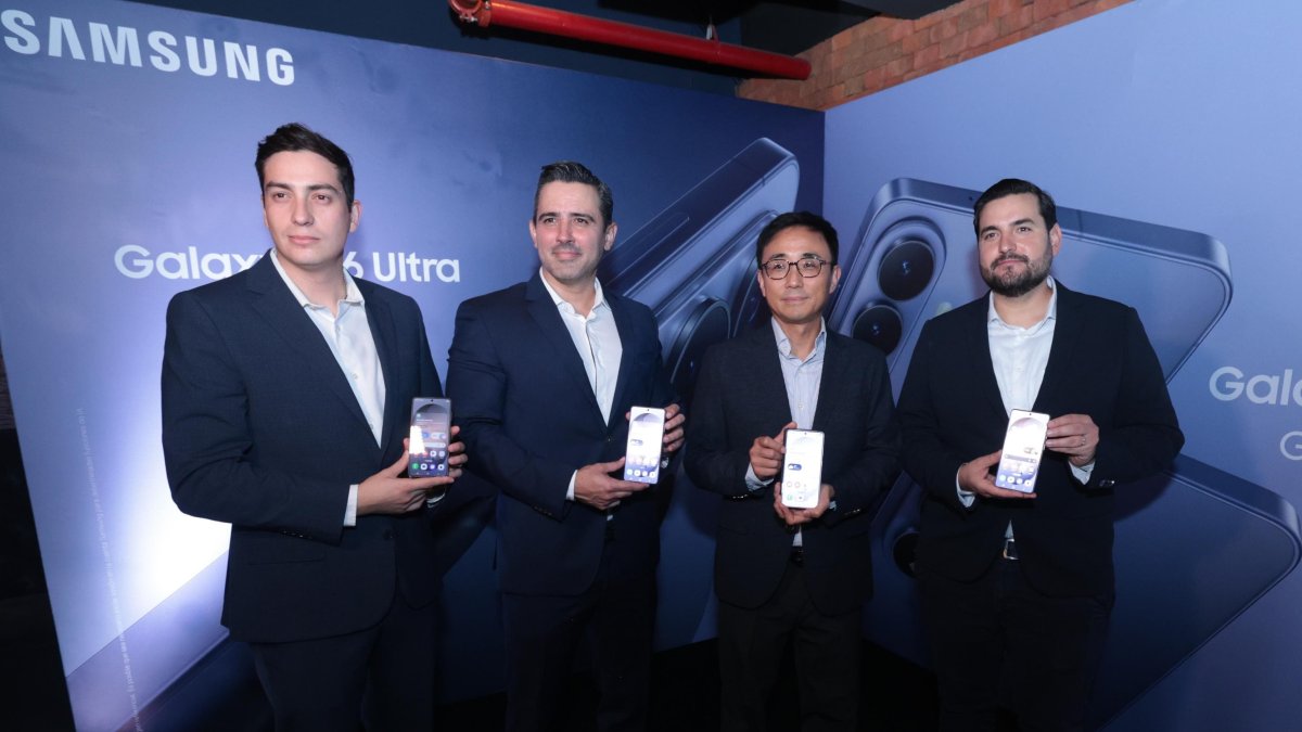 Phillippe Cisneros, Gerente de Producto; Jaime Simó, Gerente de división de dispositivos móviles; Jay Park, Presidente Samsung Electronics Ecuador; Carlos Zapata, Gerente de Marketing Samsung Ecuador.