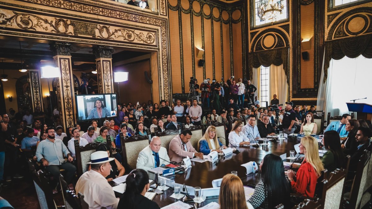 Concejales sesionan en el Salón de la Ciudad, en el Palacio Municipal.