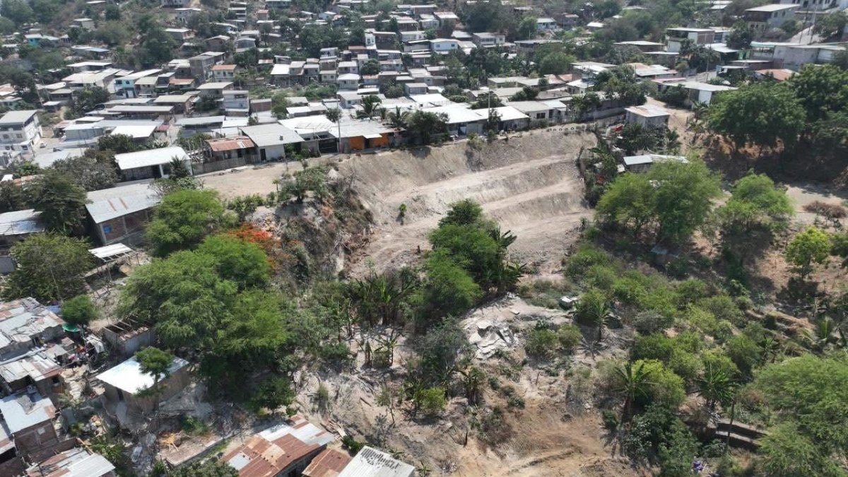 Desde lo alto se observa el riesgo existente ante posibles deslizamientos de tierra.