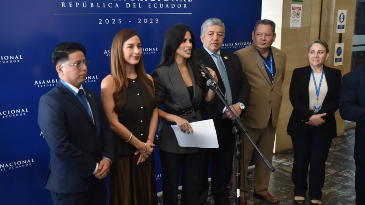 Legisladores de la bancada ADN durante la presentación de su propuesta para reformar el COIP, con el objetivo de precisar las motivaciones de la prisión preventiva.