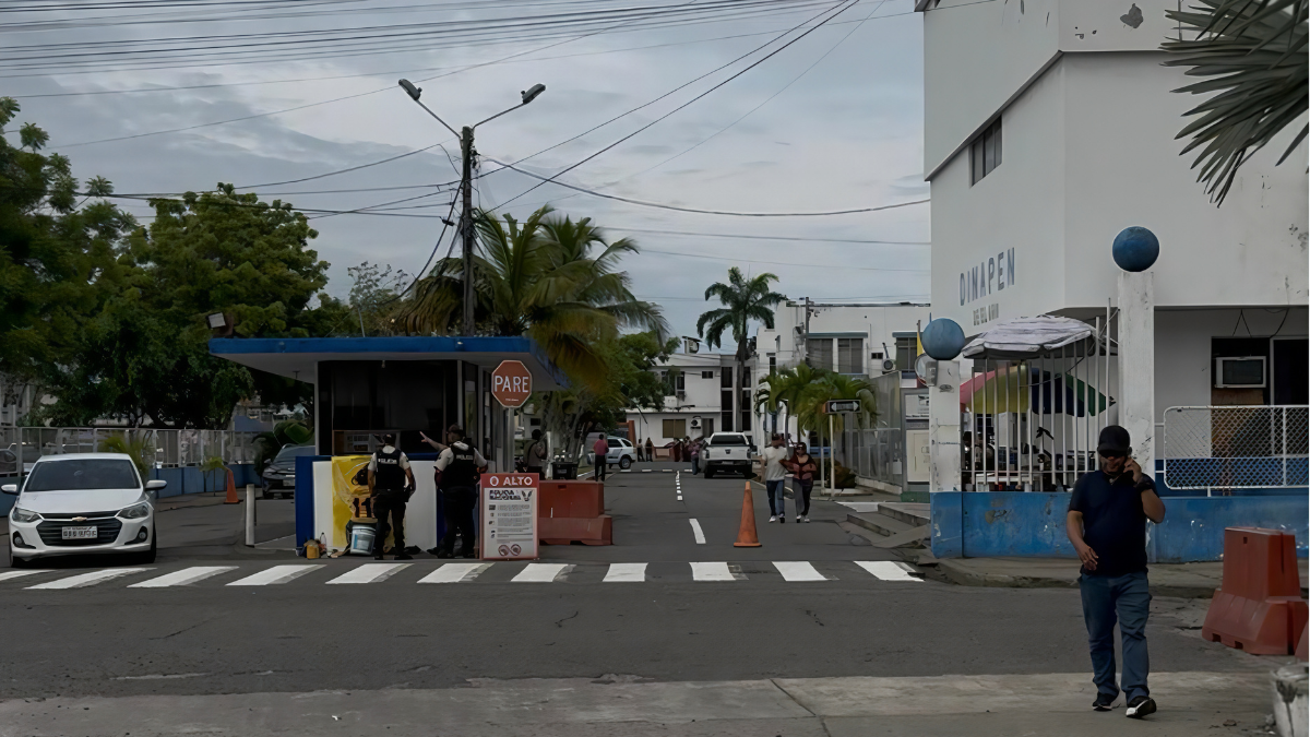 En los exteriores del Comando de Policía de Machala, hubo movimiento por el traslado de los aprehendidos hasta Guayaquil.