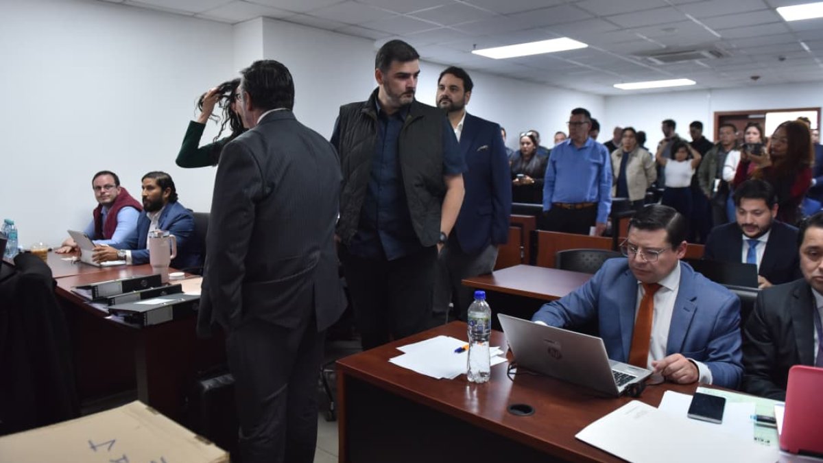 El fiscal Dennis Villavicencio (de corbata naranja) no se presentó en la audiencia de apelación a la prisión, el 2 de marzo de 2026. 