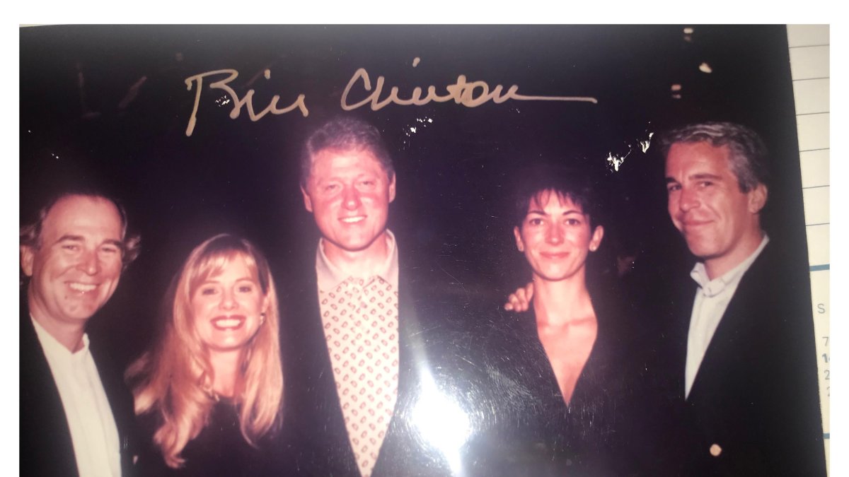 Fotos filtradas donde aparece el expresidente de EE.UU. Bill Clinton con Ghislaine Maxwell y Jeffrey Epstein