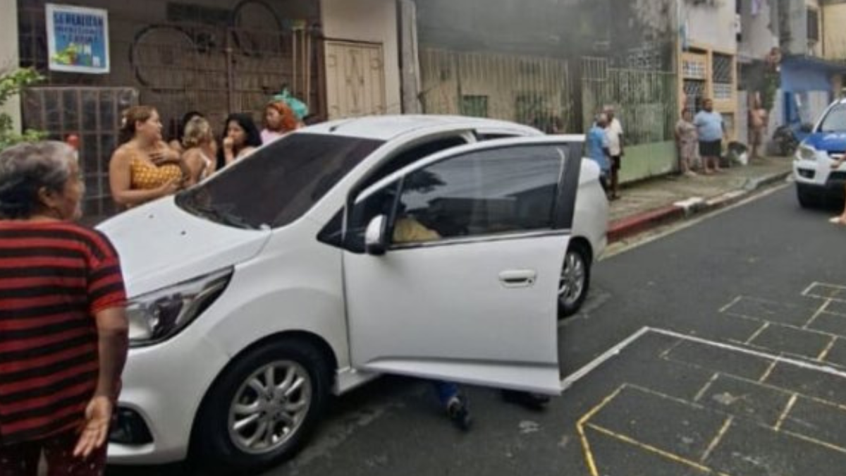 Agentes policiales acudieron al sitio donde se reportó el asesinato del jefe de operaciones del hospital Teodoro Maldonado Carbo, en Guayaquil.