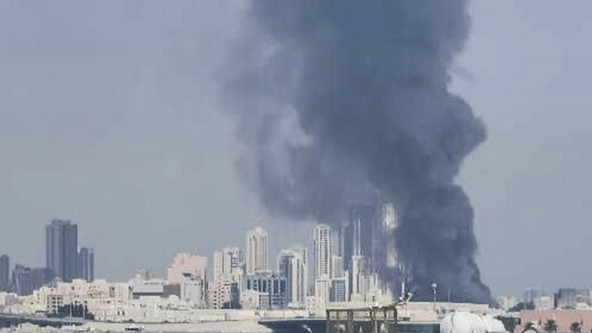 Vista de una columna de humo en Baréin. La Guardia Revolucionaria iraní confirmó este sábado que ha lanzado ataques contra bases estadounidenses situadas en Baréin, Catar y Emiratos Árabes