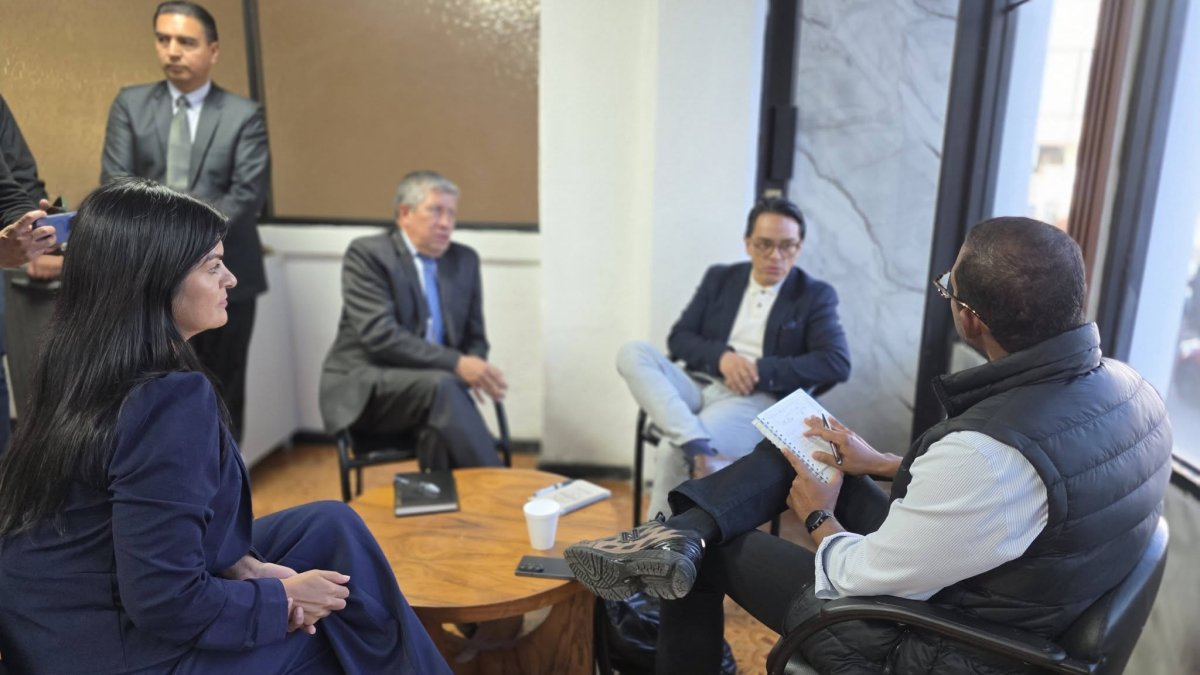 Las autoridades reunidas con el gobernador de Carchi para ver alternativa de comercio frente a las sobretasas de 50 % que Ecuador puso a Colombia.