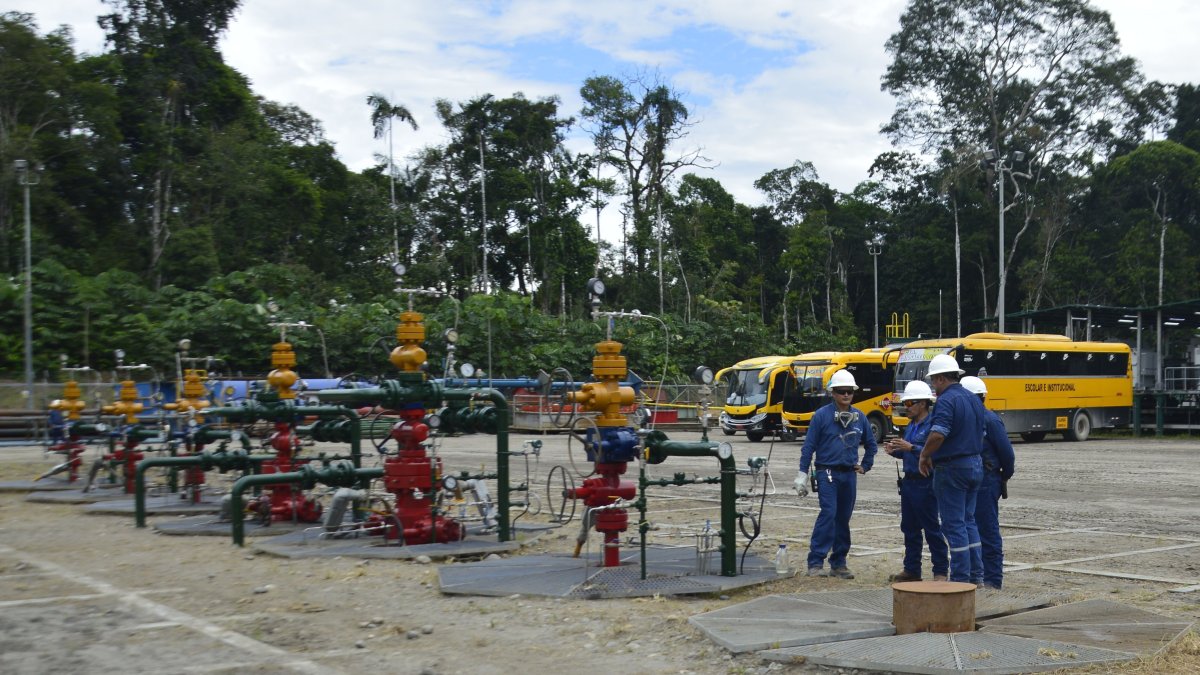 Un grupo de trabajadores en una de las instalaciones de Petroecuador.