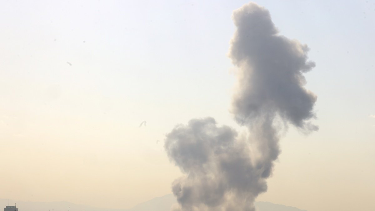 Una columna de humo se eleva en el centro de Teherán tras el ataque de Israel, 28 de febrero de 2026.