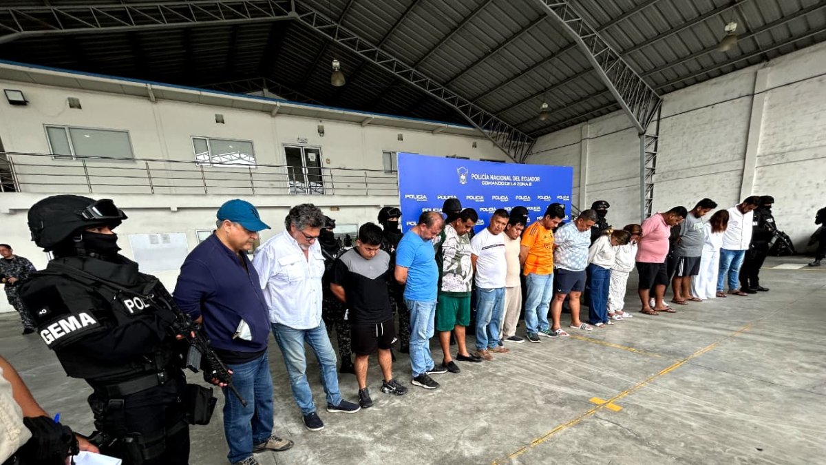 Los 16 detenidos en la Operación Costa fueron presentados en la base Aeropolicial tras los allanamientos ejecutados en tres provincias del país, como parte de una investigación contra una red vinculada con la mafia albanesa.