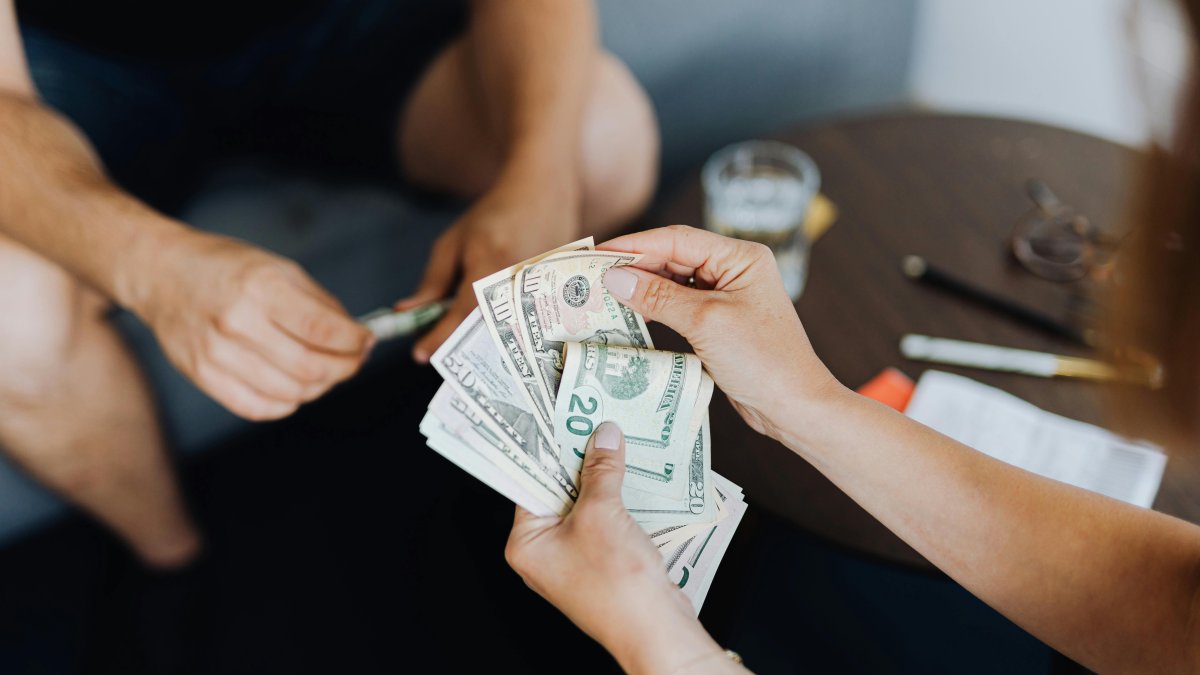 Referencial. El IESS brinda a los pensionistas la posibilidad de escoger cómo desean recibir sus décimos.