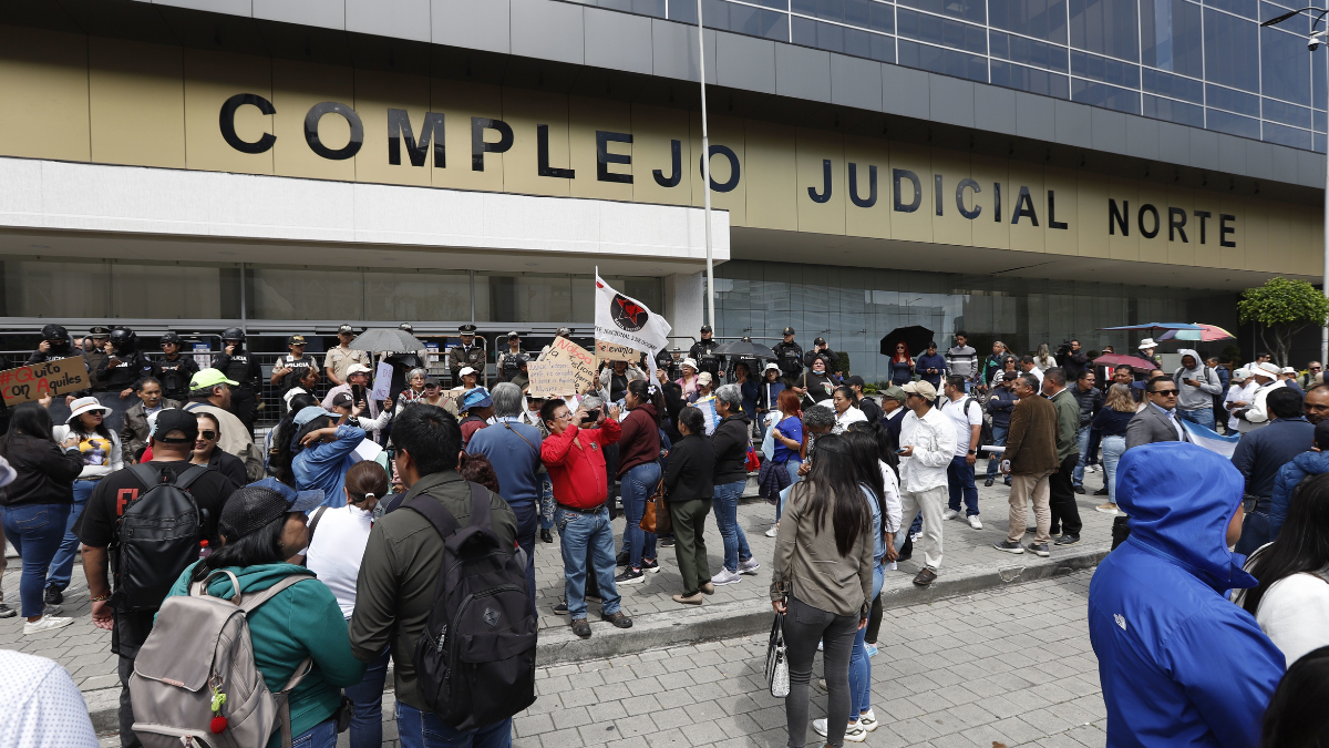 Manifestantes respaldan al alcalde de Guayaquil mientras se define su prisión preventiva.