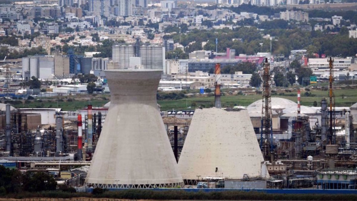La refinería de Haifa, operada por Bazan Group, es la más grande de Israel.