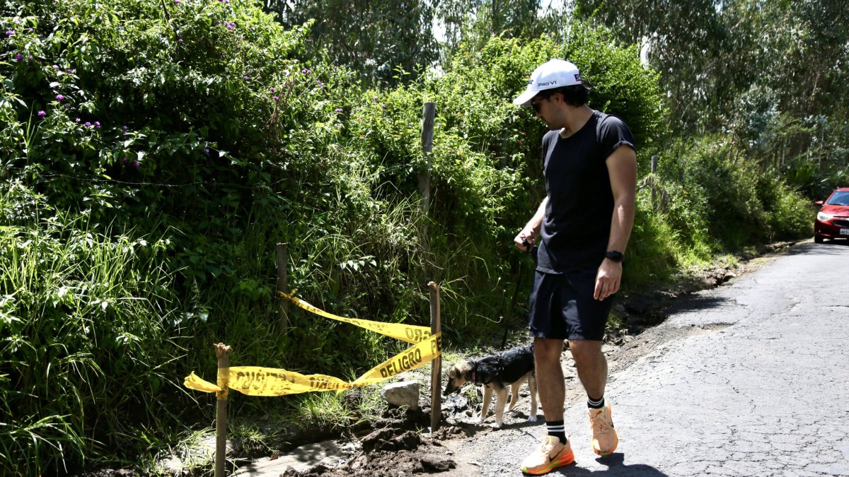 La avenida General Eloy Alfaro presenta baches, rieles levantadas y falta de veredas, generando dificultades para peatones, ciclistas y conductores.