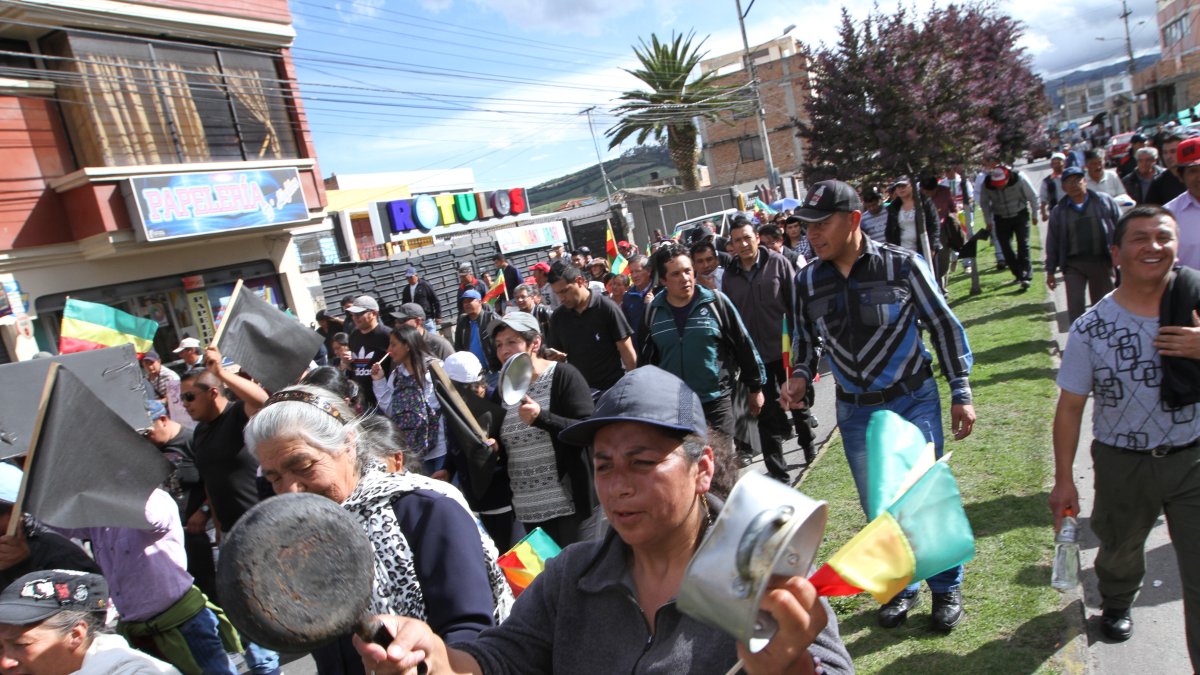 Una foto referencial de una marcha realizada por comerciantes y transportistas en Carchi en años pasados.