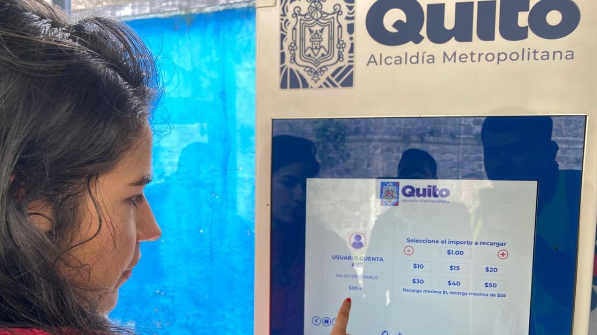 Usuarios del transporte municipal de Quito podrán usar una sola tarjeta para pagar en el Metro, Trolebús y Ecovía desde abril de 2026.