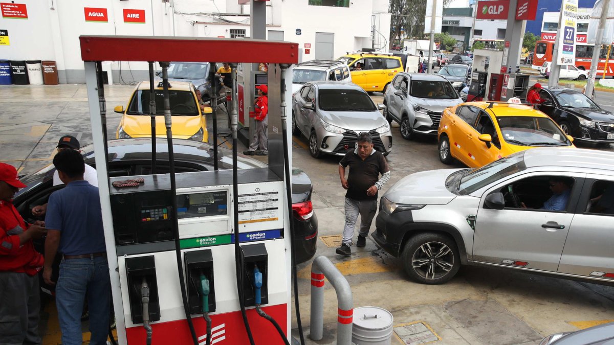 Fotografía donde se observan vehículos en una estación de servicio este martes, 3 de marzo de 2026, en Lima (Perú).