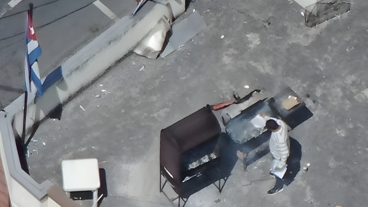 Funcionarios de la embajada cubana queman documentos tras la expulsión del embajador en Quito.