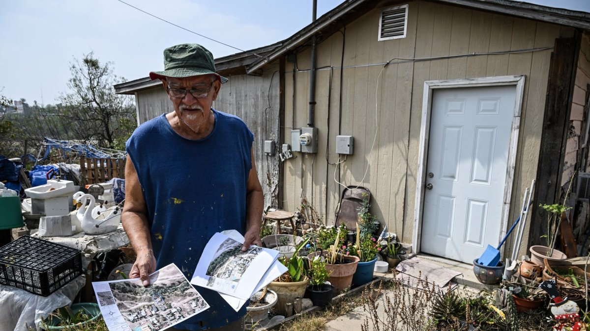 Antonio Rosales Jr. muestra un mapa de su propiedad donde el gobierno de Estados Unidos planea construir un muro fronterizo, en Laredo, Texas, el 20 de febrero de 2026.