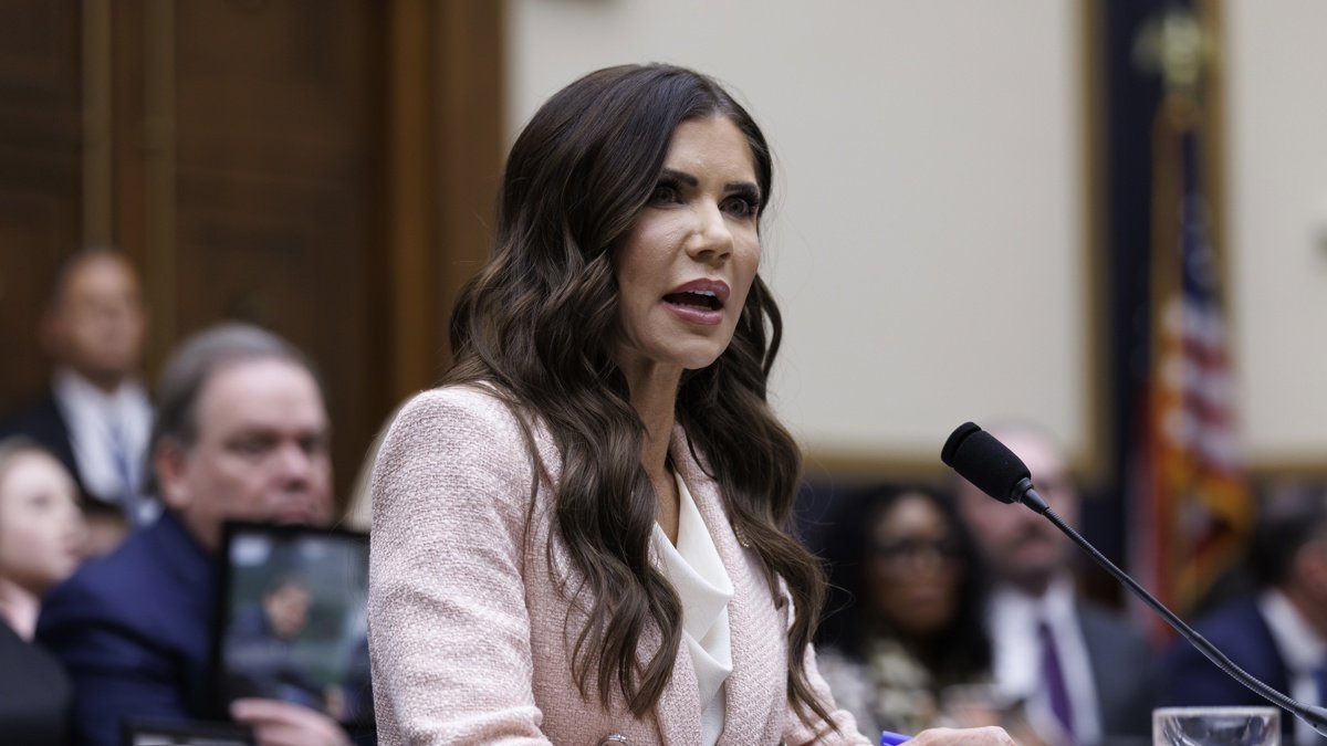 La secretaria de Seguridad Nacional de Estados Unidos, Kristi Noem, dejará su cargo.