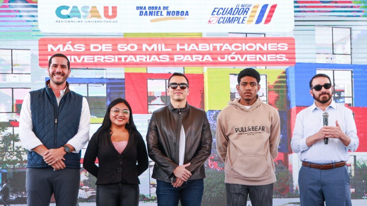 Daniel Noboa presenta el programa de residencias universitarias junto al ministro de Transporte y Obras Públicas, el 14 de noviembre de 2025.