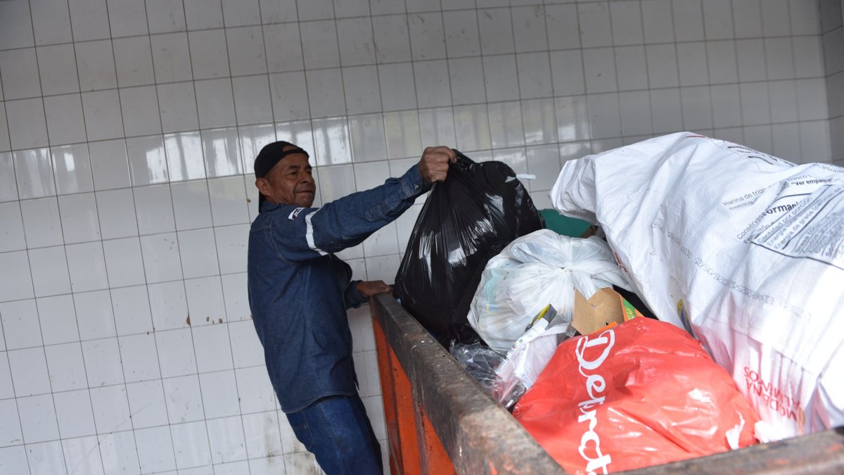 Edificios en Quito analizan el impacto de la nueva normativa de medidores de agua tras el cobro de la tasa por recolección de basura en la planilla.