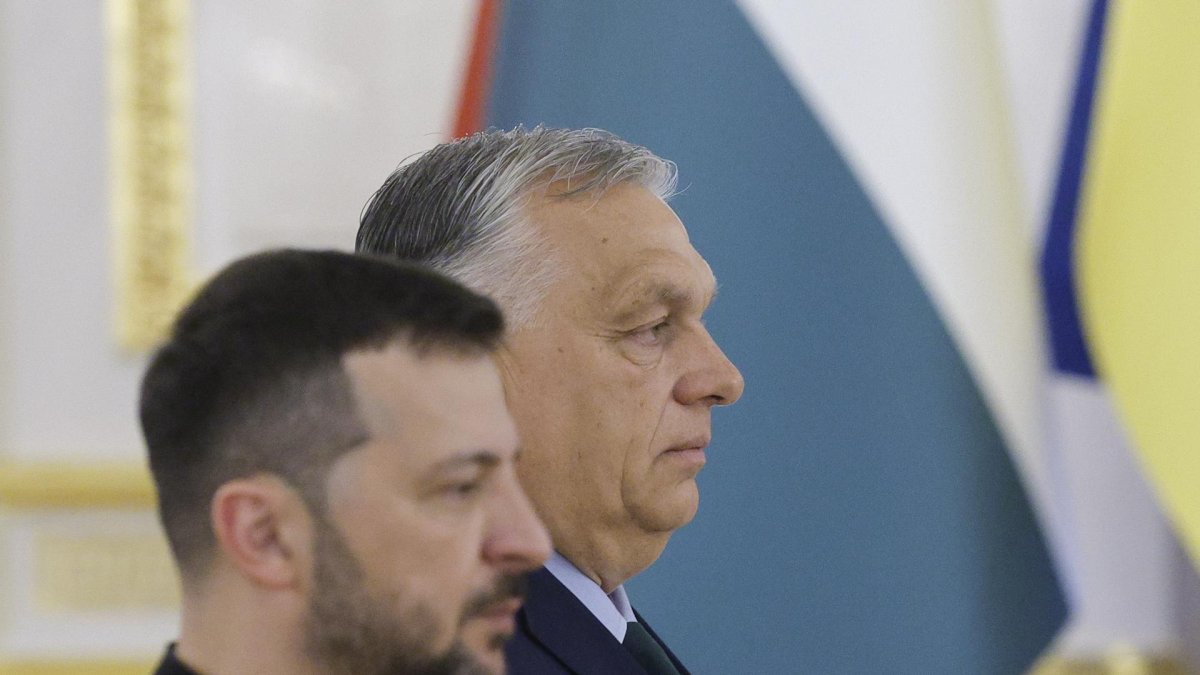 El presidente ucraniano Volodímir Zelenski (i) y el primer ministro húngaro Viktor Orbán (d), durante una reunión en Kiev.