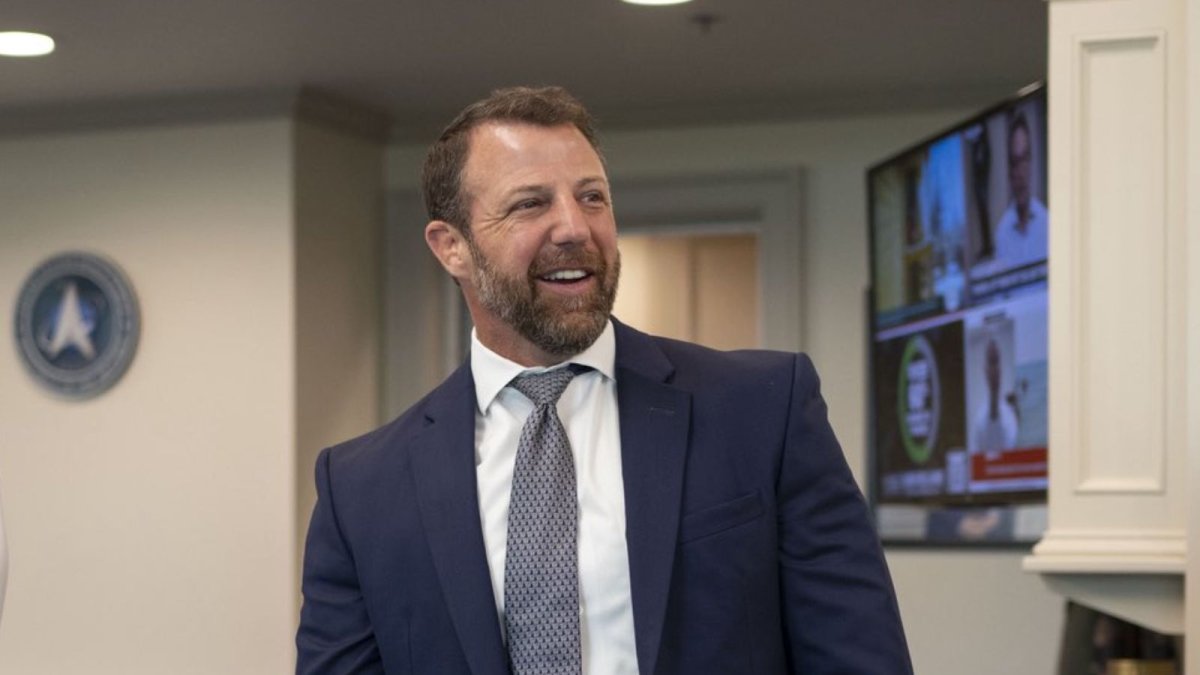 El senador republicano por Oklahoma, Markwayne Mullin, fue elegido por Donald Trump para dirigir el Departamento de Seguridad Nacional de Estados Unidos.